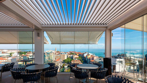 Cenador de terraza de hostelería con toldo